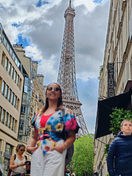 Integrante del club frente a la Torre Eiffel